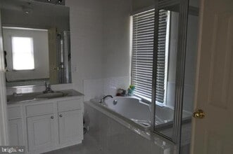 Building Photo - 344 Hart Mews
