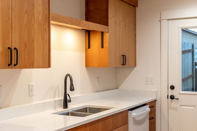 Building Photo - Brand new 3 bedroom 2 bath Sutherlin duplex