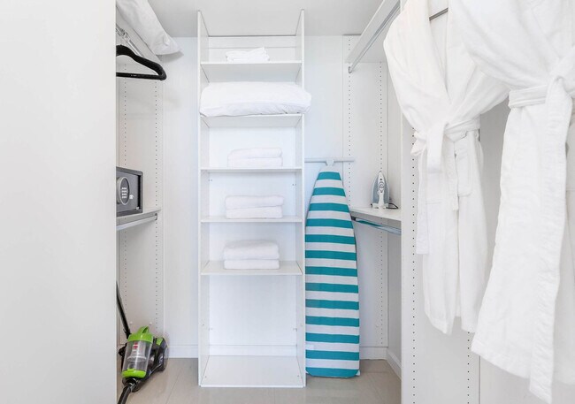 Building Photo - 485 Brickell Ave