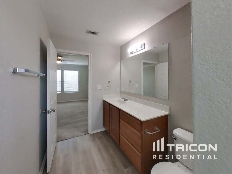 Building Photo - 9122 Silver Vista