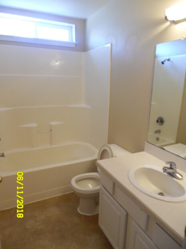 Building Photo - 467 NW Meadows Dr