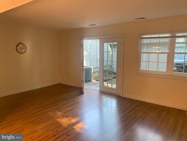 Building Photo - 133 Woodlake Dr
