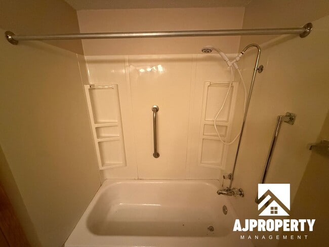 Building Photo - 812 Canyon Ave