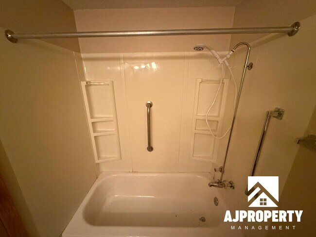 Building Photo - Canyon Ave