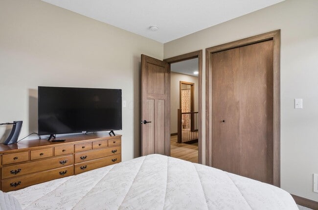 Building Photo - 557 Cannondale Ave