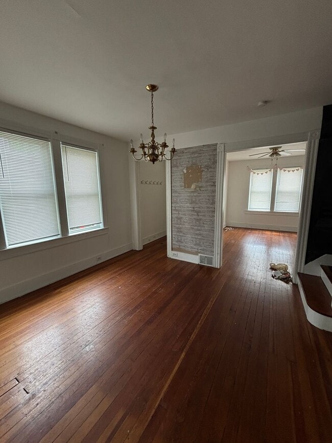 Building Photo - 4 Bedroom 2 bath ready Immediately
