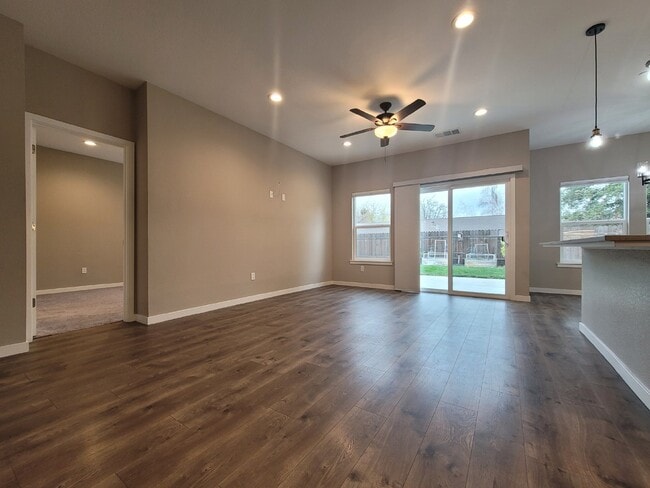 Building Photo - 1353 Molly Ave