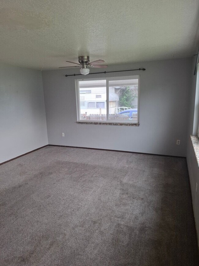 Building Photo - 3 Bed, 2 bath house with  carport