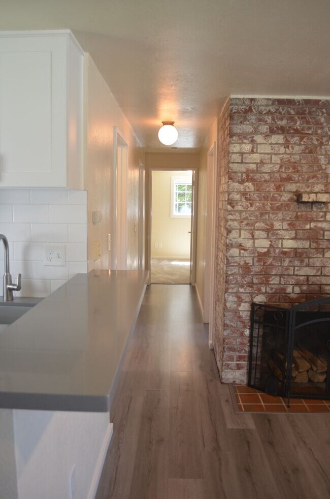 Building Photo - Charming Duplex in Prime Ballard-Fremont Location