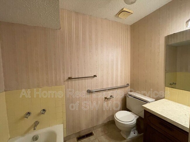 Building Photo - 1236 W Winkler St