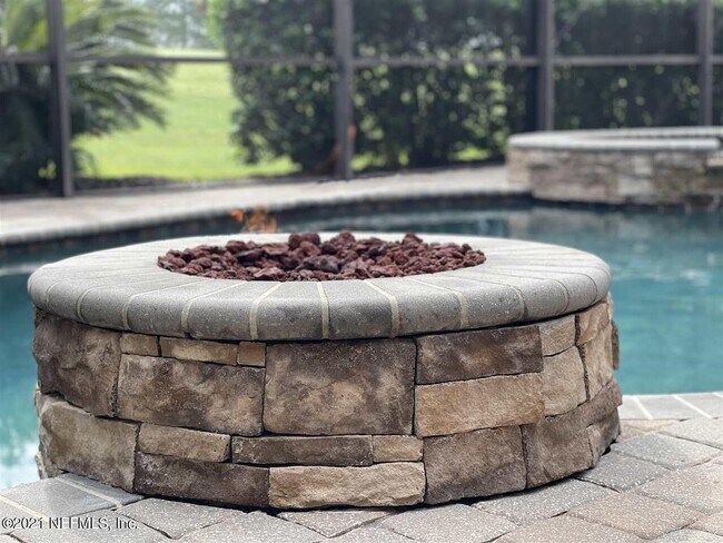 Building Photo - 2456 Den St