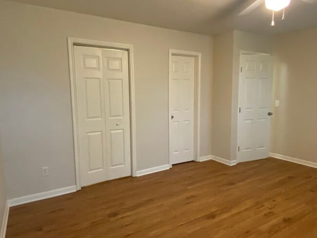 Building Photo - CUTE 2 BEDROOM