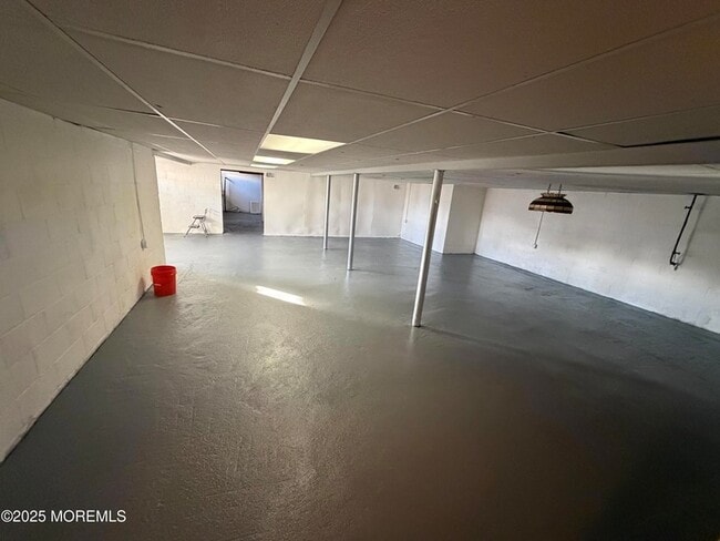 Building Photo - 550 Wall St