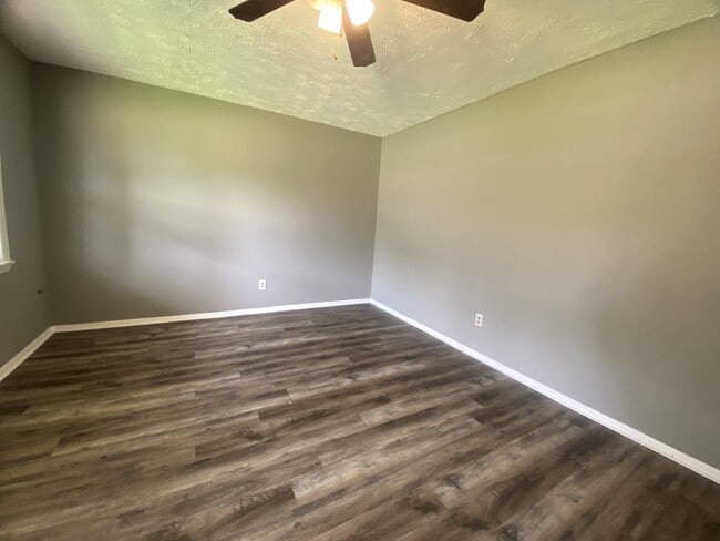 Building Photo - 122 Young St