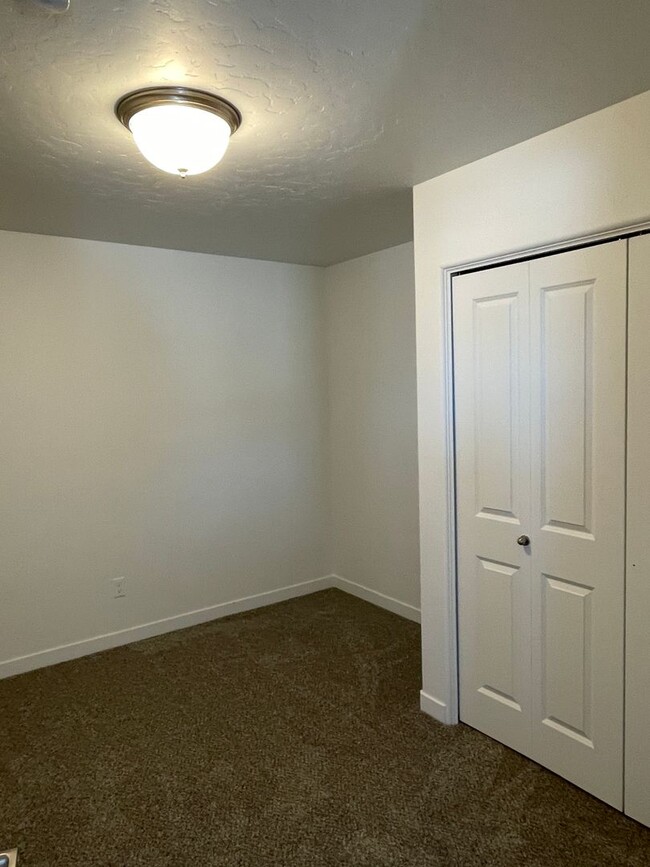 Building Photo - Newer 2-bedroom Townhome
