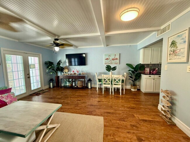 Building Photo - Beautiful 2 Bedroom Townhome in NSB with p...