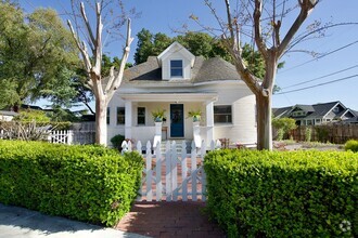 Building Photo - Fully Furnished Two- or Three-Bedroom Hist...