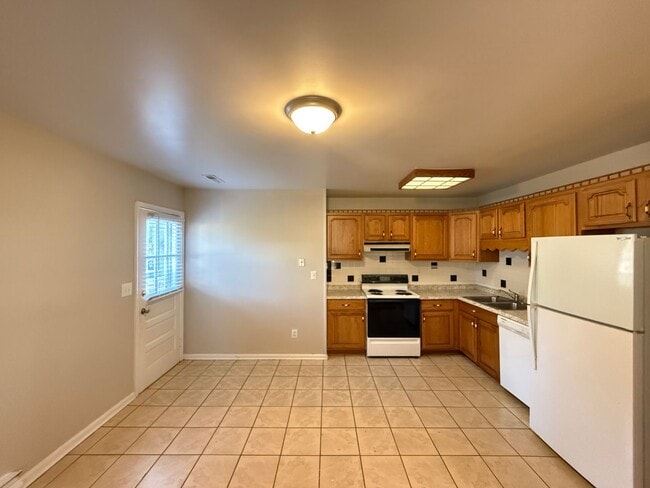 Building Photo - 2770 Laguna Ave