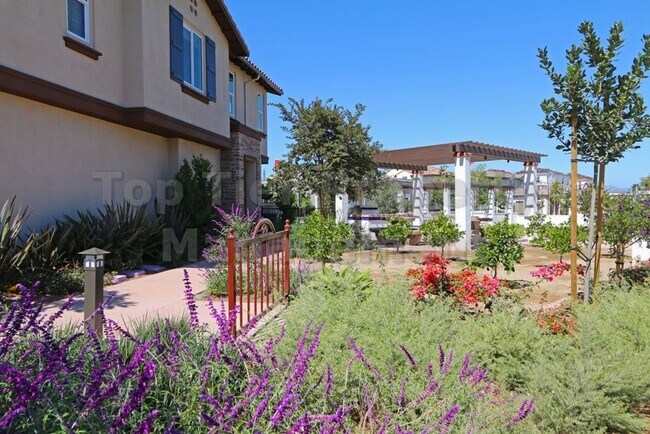Building Photo - ***Charming 3 bed / 2.5 bath Townhome in O...