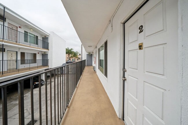 Building Photo - 2 bed 1 Bath Available Now