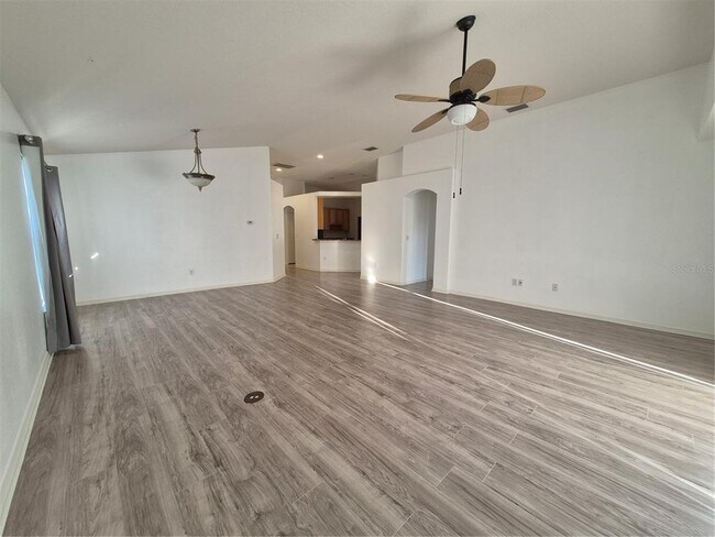 Building Photo - 6833 Runner Oak Dr