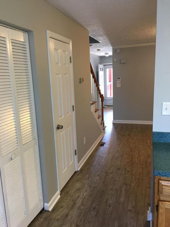 Building Photo - 619 Iowa Ave