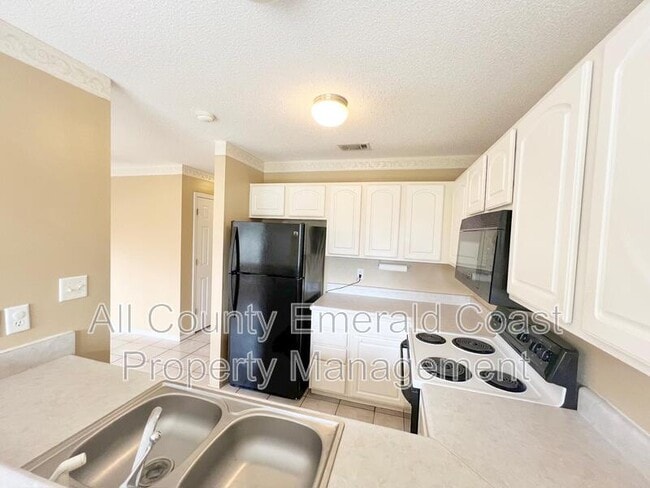 Building Photo - 34 Harbeson Ave NE