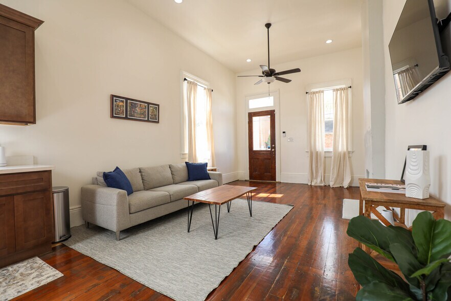 Building Photo - 2413 1st St