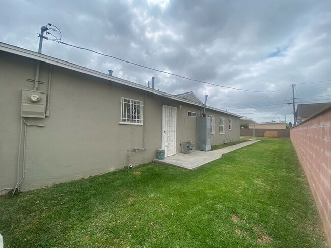 Building Photo - COME SEE this SAT! May 10th / Charming 3 B...