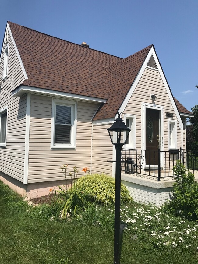Building Photo - 3235 Prairie Ave