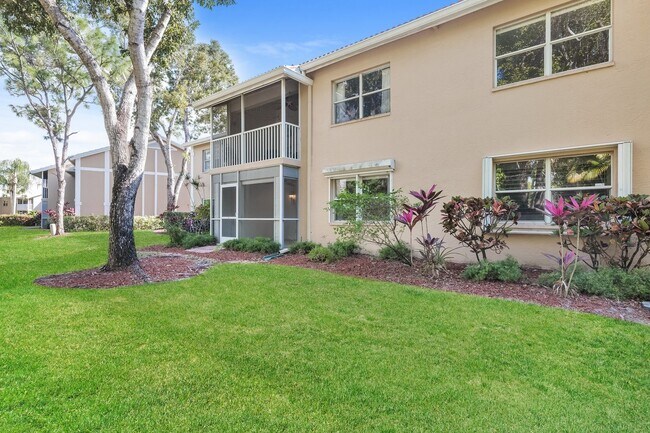 Building Photo - 2 bed + den 2 bath condo, just 2.5 miles from the beach!