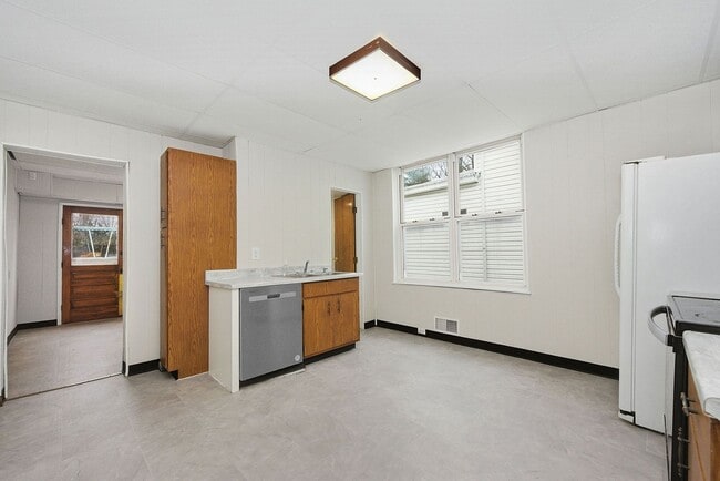 Building Photo - NORWOOD- Cute 2 bedroom 1.5 baths with fenced yard