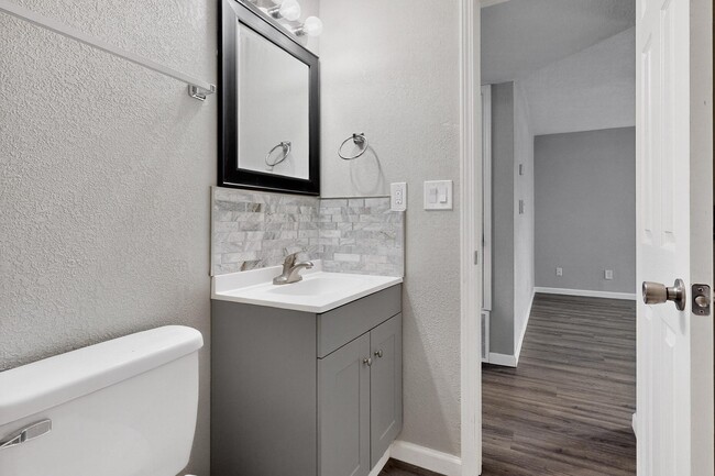 Building Photo - 1812 Buena Vista Dr SE