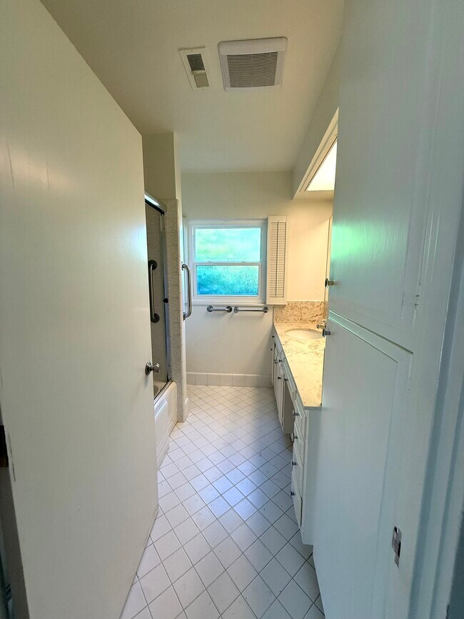 Building Photo - 810 Martin St