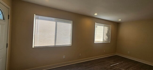 Building Photo - 85(1631)