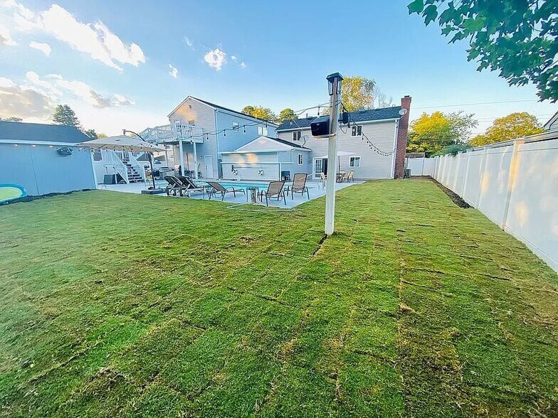 Building Photo - 837 Romney Ln