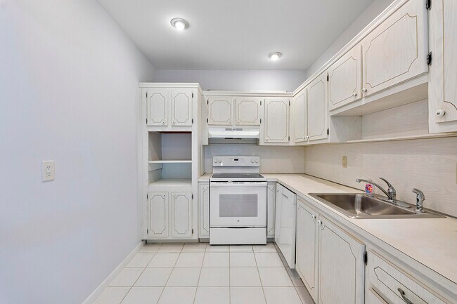 Building Photo - 2851 S Ocean Blvd