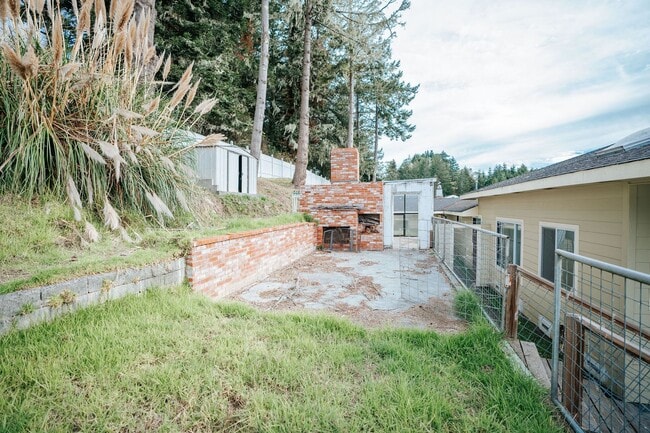 Building Photo - Spacious 4-Bedroom Home with Stunning Hilltop Views in Fortuna, CA