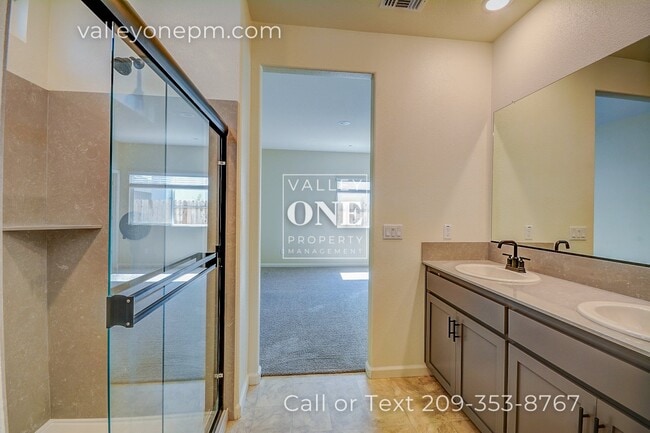 Building Photo - 637 Mansfield Dr