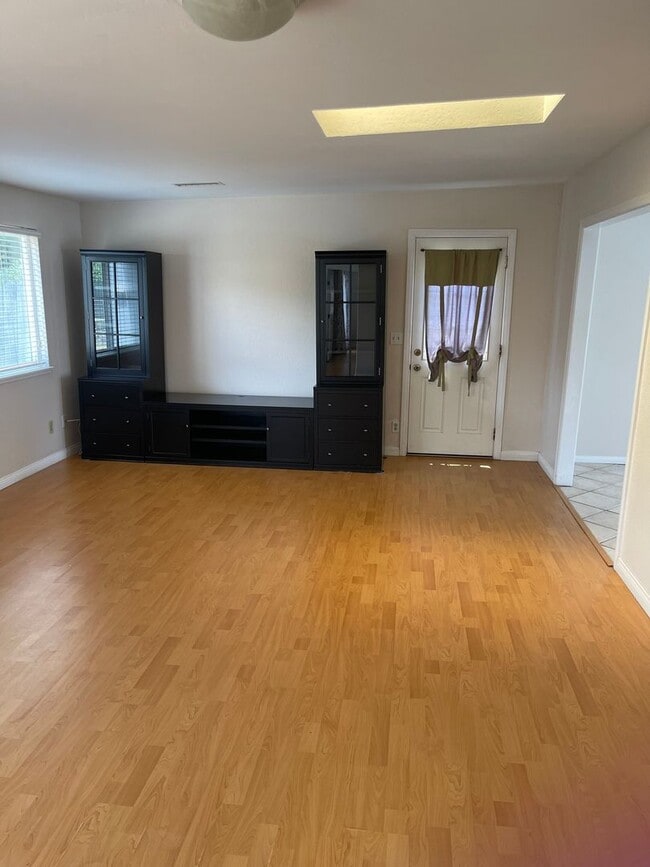 Building Photo - 3BR/2BA   By the beach.