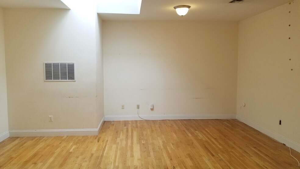 Building Photo - 514 25th St