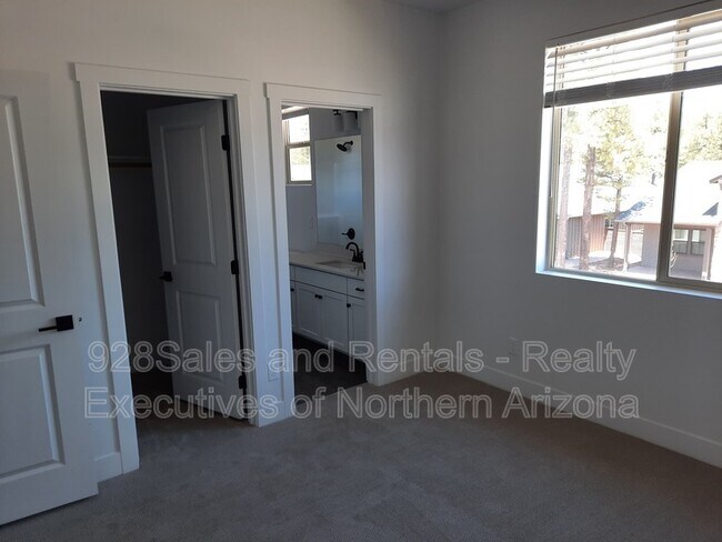 Building Photo - 2335 S Polaris Way