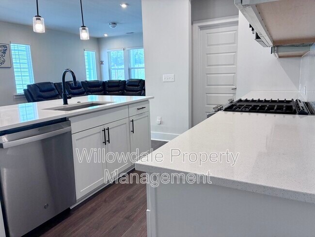 Building Photo - 2033 Florine Dr