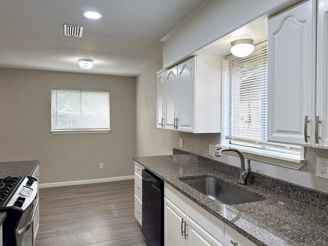 Building Photo - 3 Bedroom / 2 Bath / 2 Car Garage