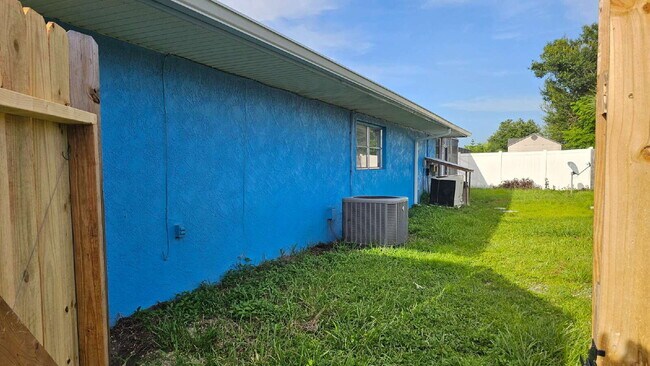 Building Photo - 3 Bedroom Pool Home in North Port - Rent I...