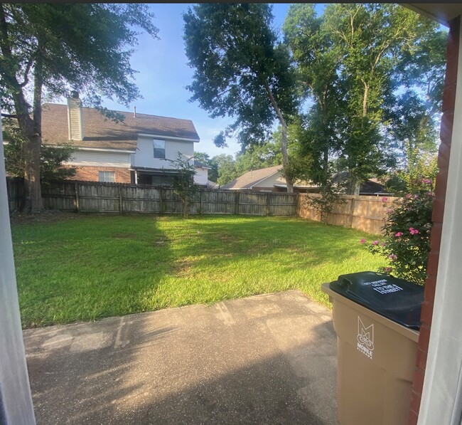Building Photo - 8251 Magnolia Village Dr N