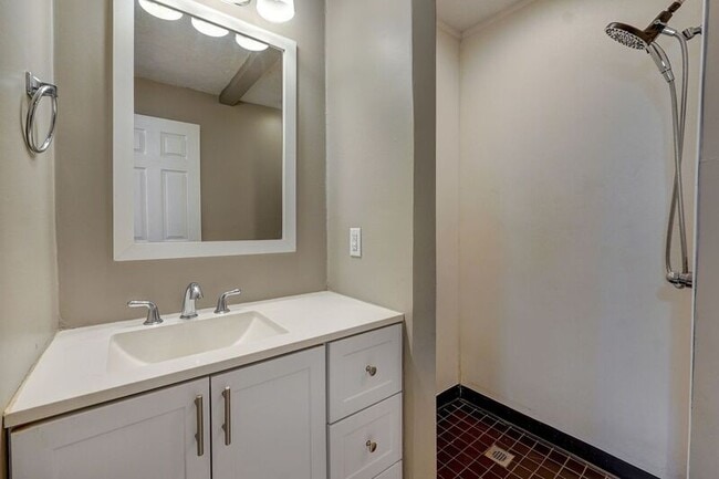 Building Photo - 731 W Greenwood St