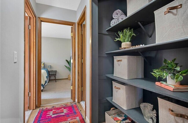 Building Photo - 3 Bedroom 2 Bath Townhome with 2 Ensuite B...