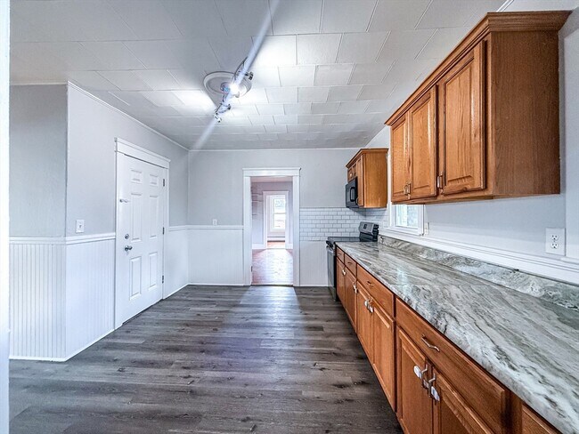 Building Photo - 18 Ellsworth St