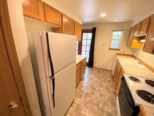Building Photo - 3 Bed, 2 Bath 1 block from CWU